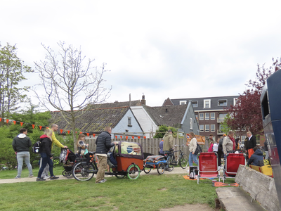 902337 Afbeelding van het opruimen van de kindervrijmarkt in de Dorpstuin aan de Rijksstraatweg te De Meern (gemeente ...